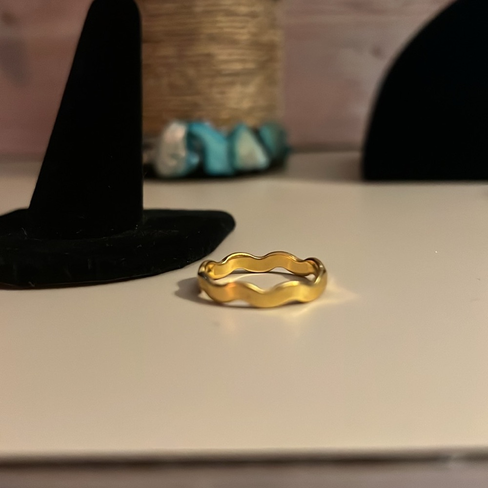 VINTAGE Avon Elegant Gold-Tone Wavy Ring, Size 8.75 - Picture 5 of 5